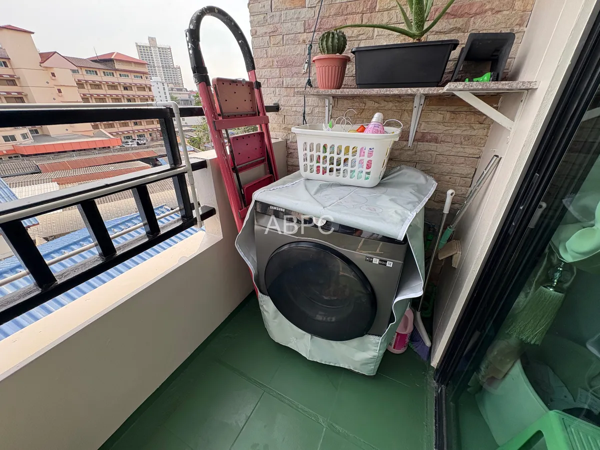 Large Renovated City View 1 Bed 1 Bath Condo In Central Pattaya photo 6