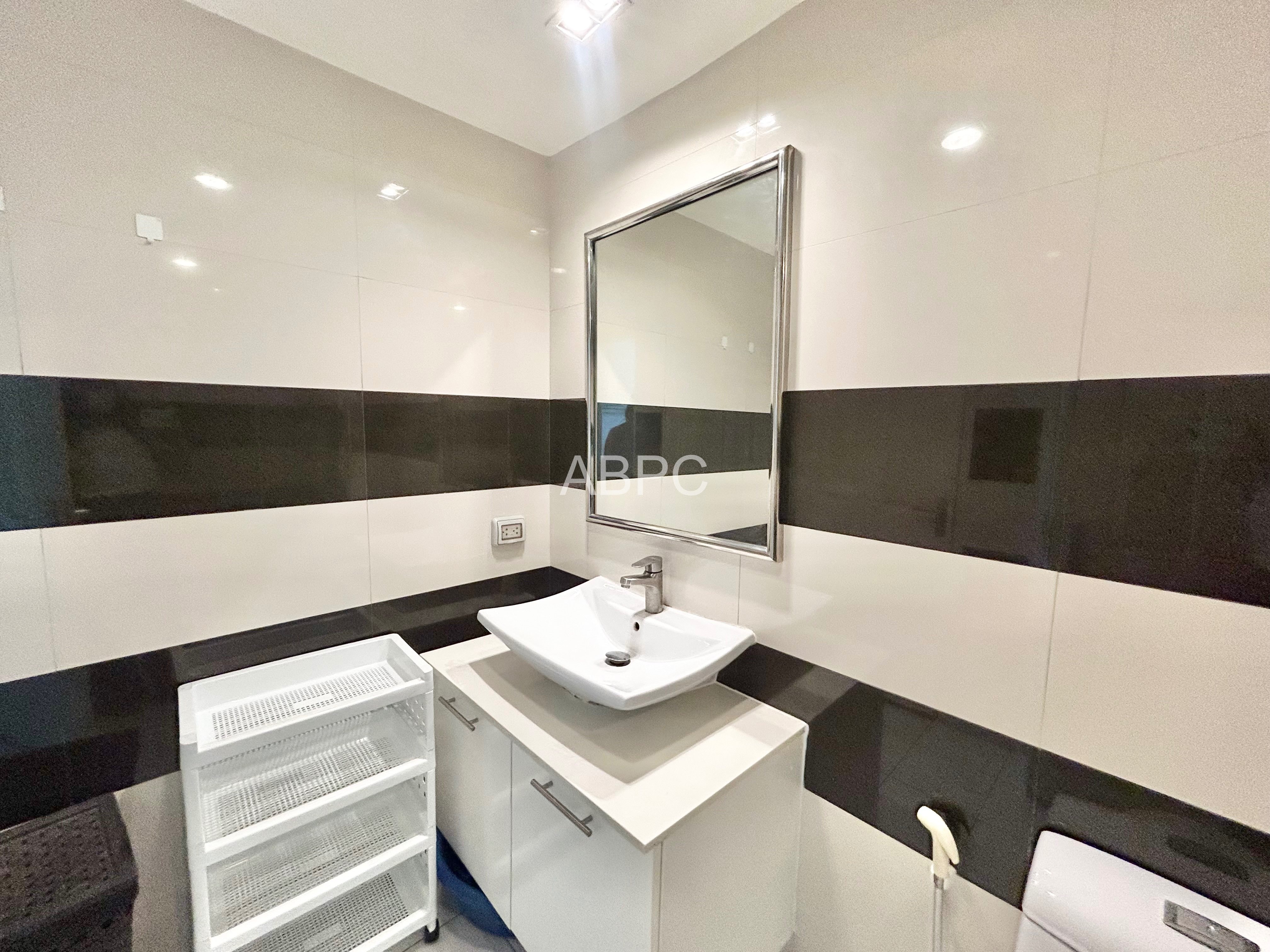 1 Bedroom Condo For Rent In Prahtamnak photo 2