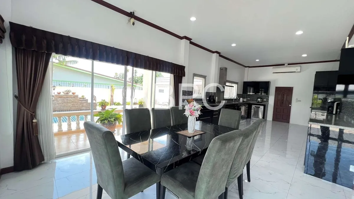Spacious 4 Bedroom house with Private pool for Sale photo 4