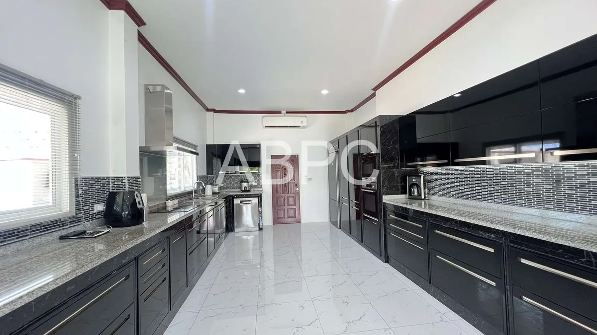 Spacious 4 Bedroom house with Private pool for Sale photo 5
