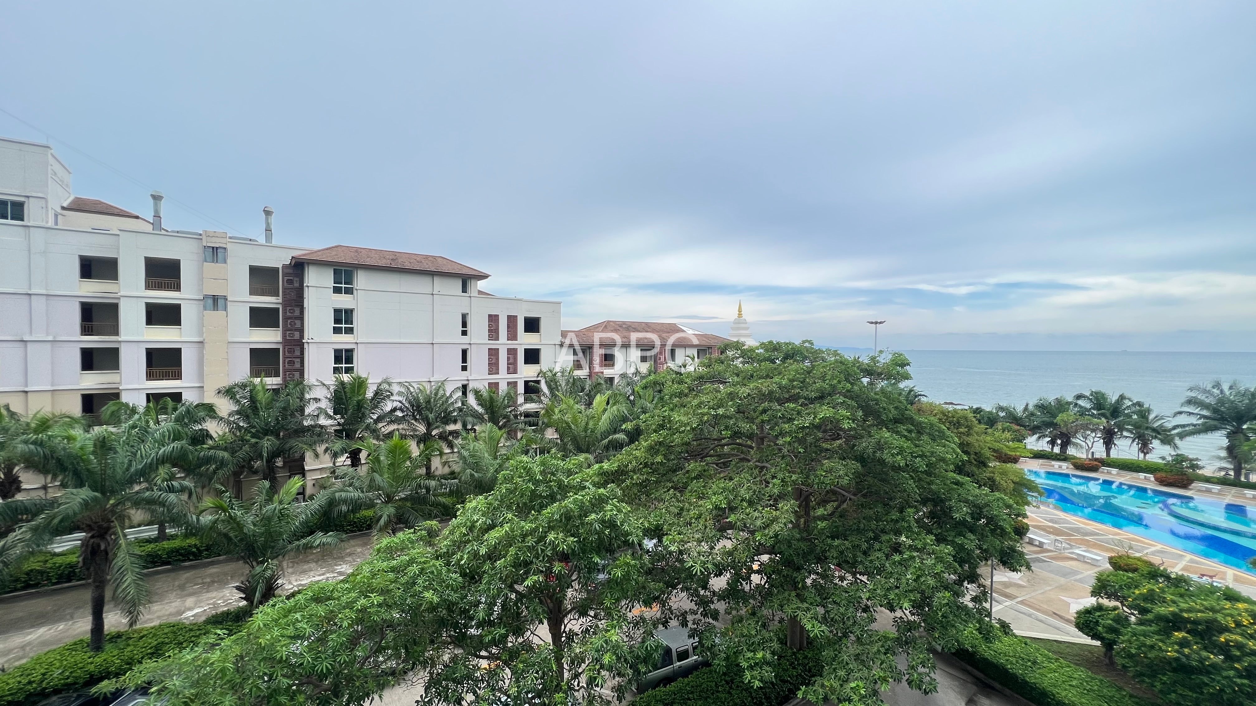 Beachfront Ocean View Studio Condo In Pratumnak photo 2