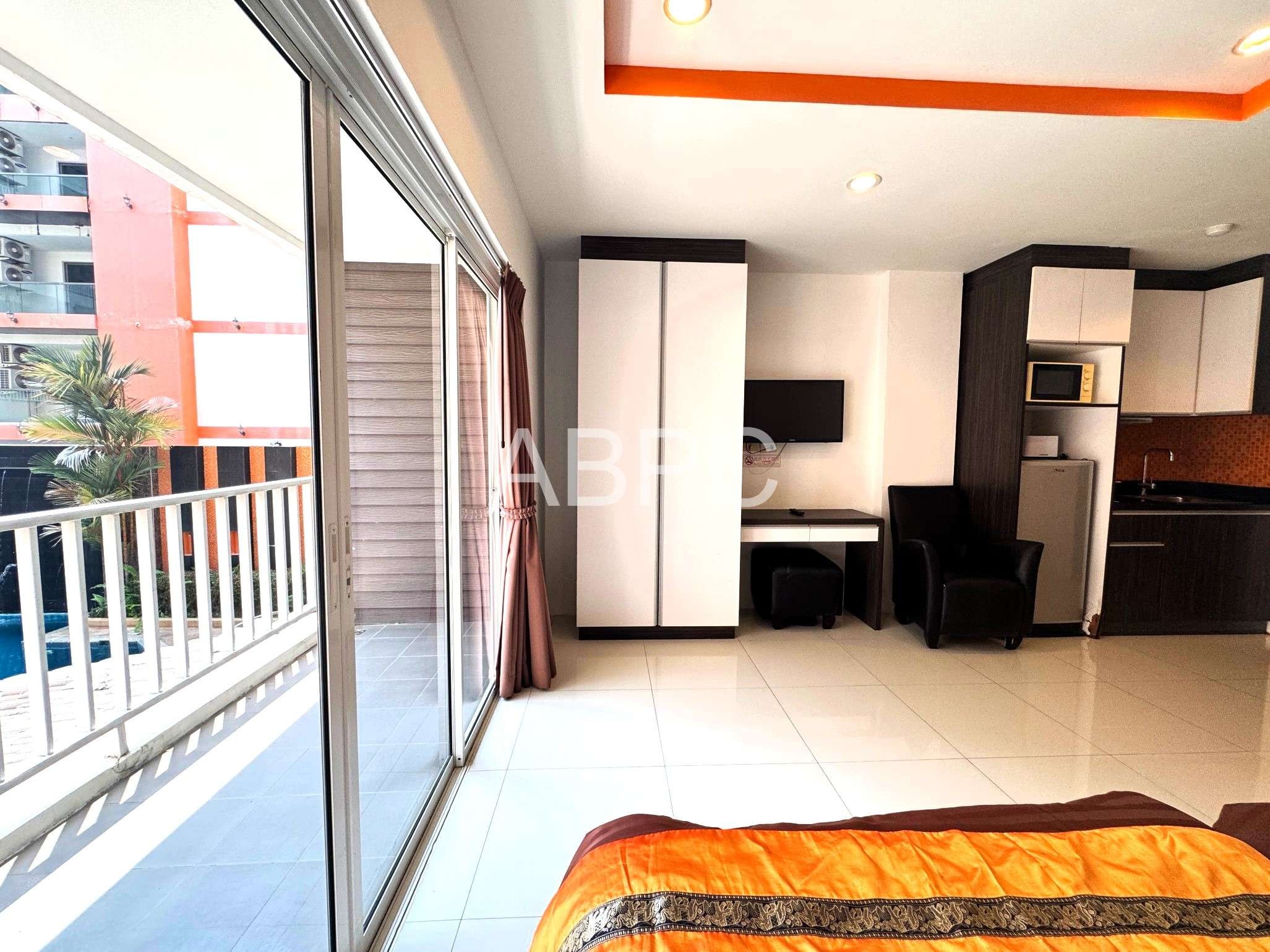 Renovated Pool View Studio Condo In Pratumnak