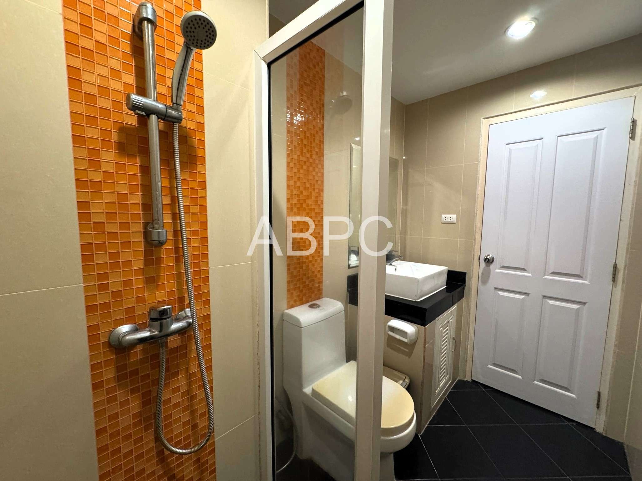 Like New Pool View Studio Condo In Pratumnak photo 4
