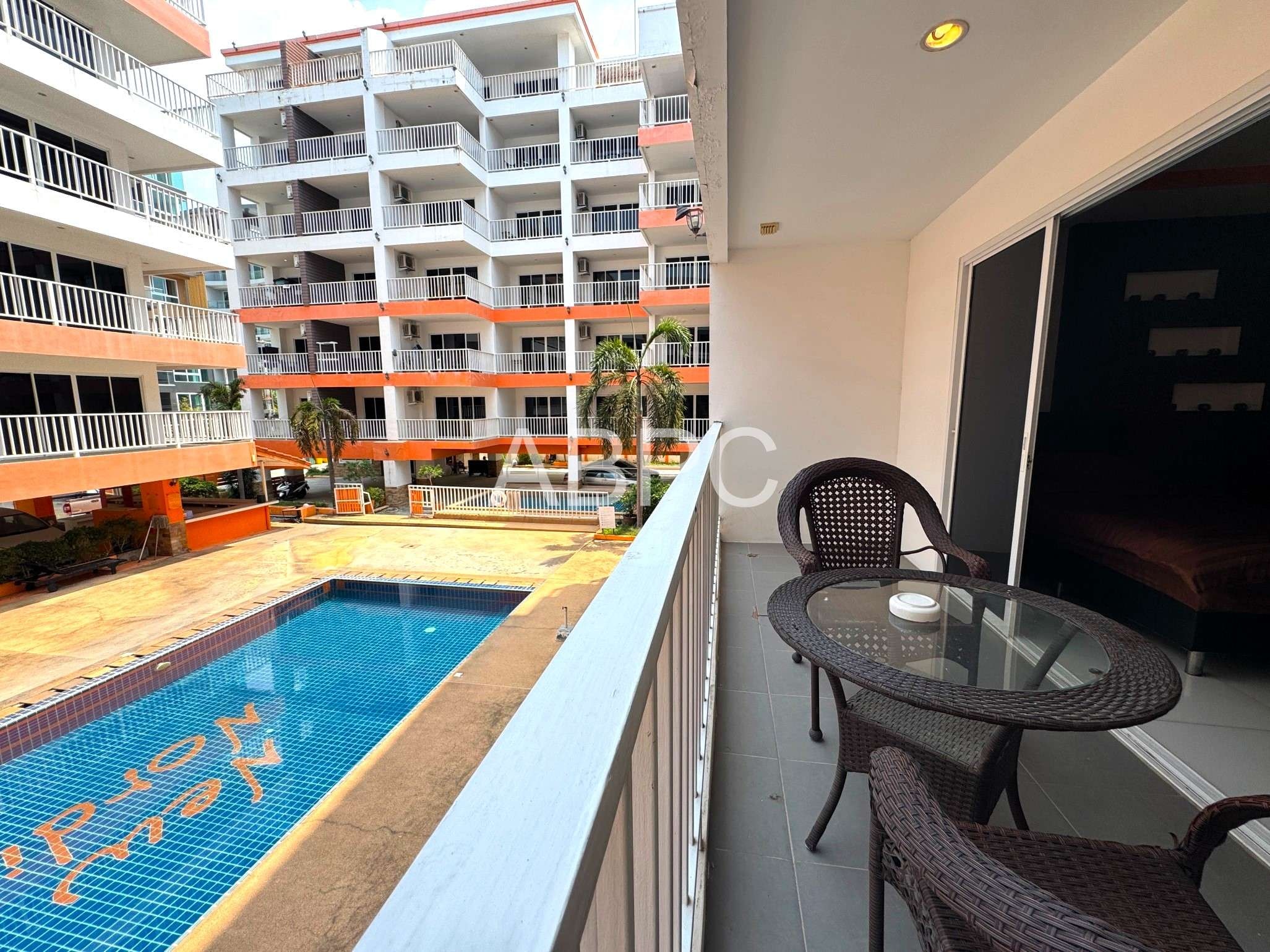 Like New Pool View Studio Condo In Pratumnak
