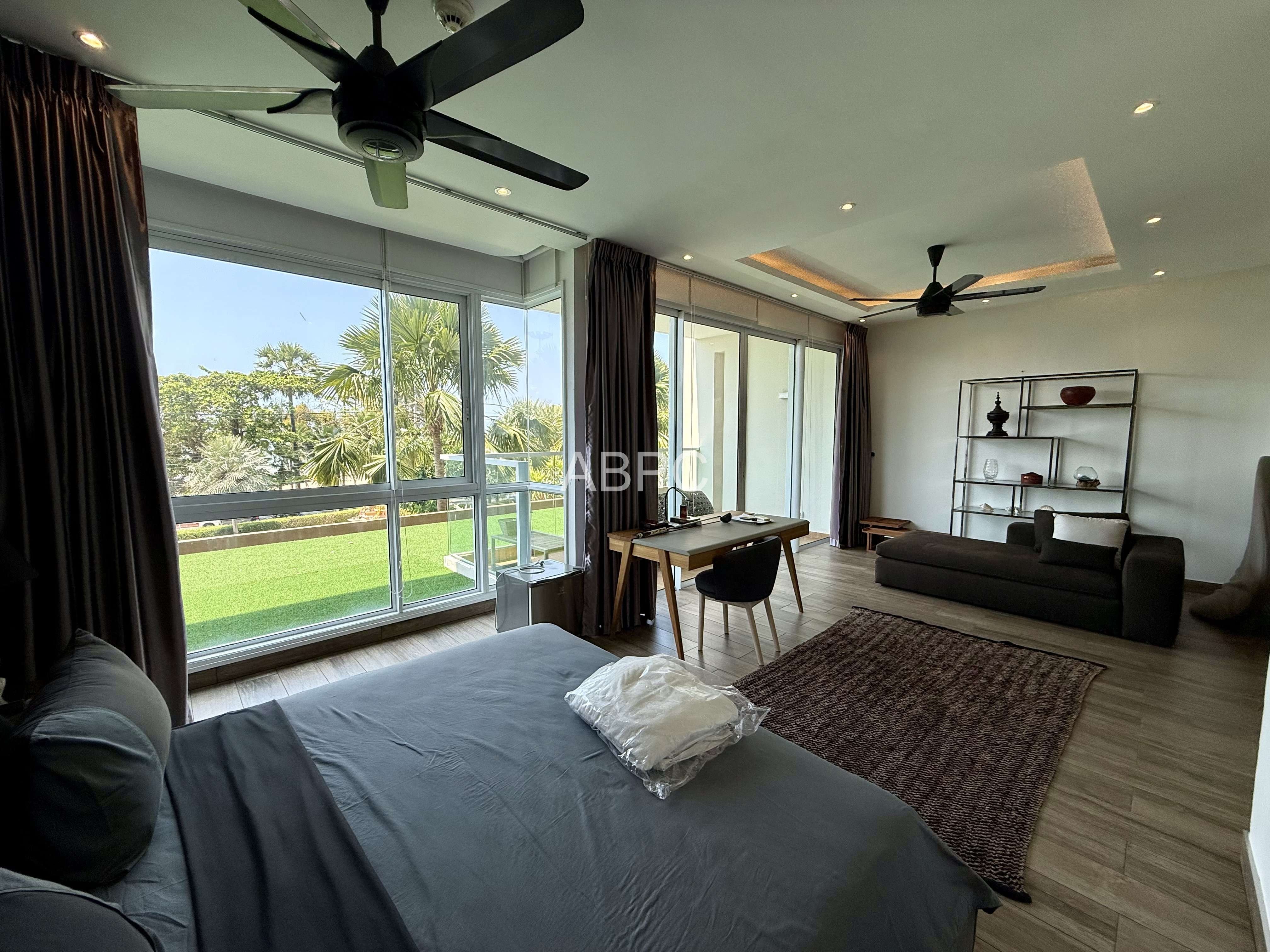 Beachfront Duplex 4 Bed 4 Bath Condo In Jomtien photo 5