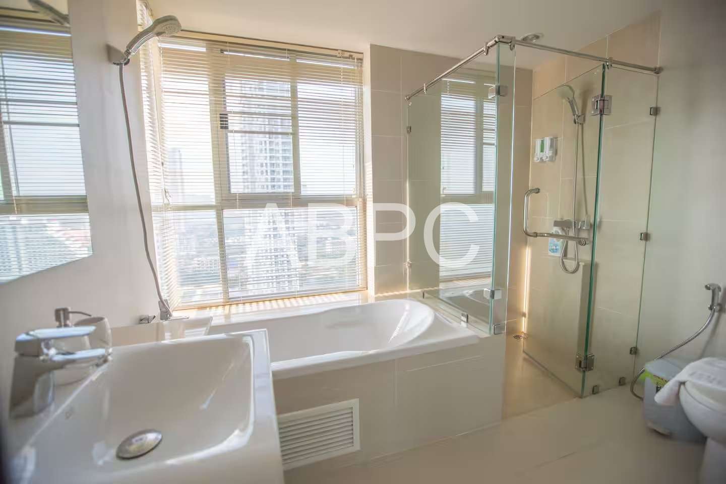 Front Facing Beachfront Ocean View 3 Bedroom 3 Bathroom Condo in Jomtien photo 5