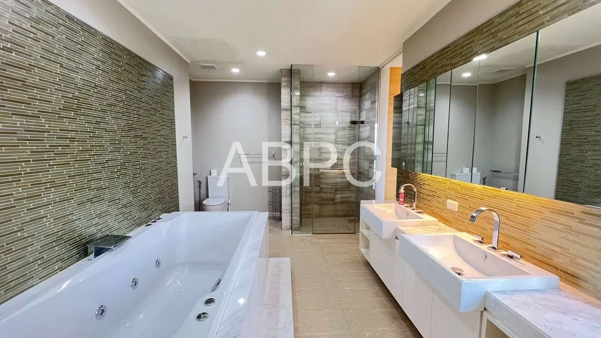 Amazing 4 Bed Condo For Rent in Northpoint photo 6