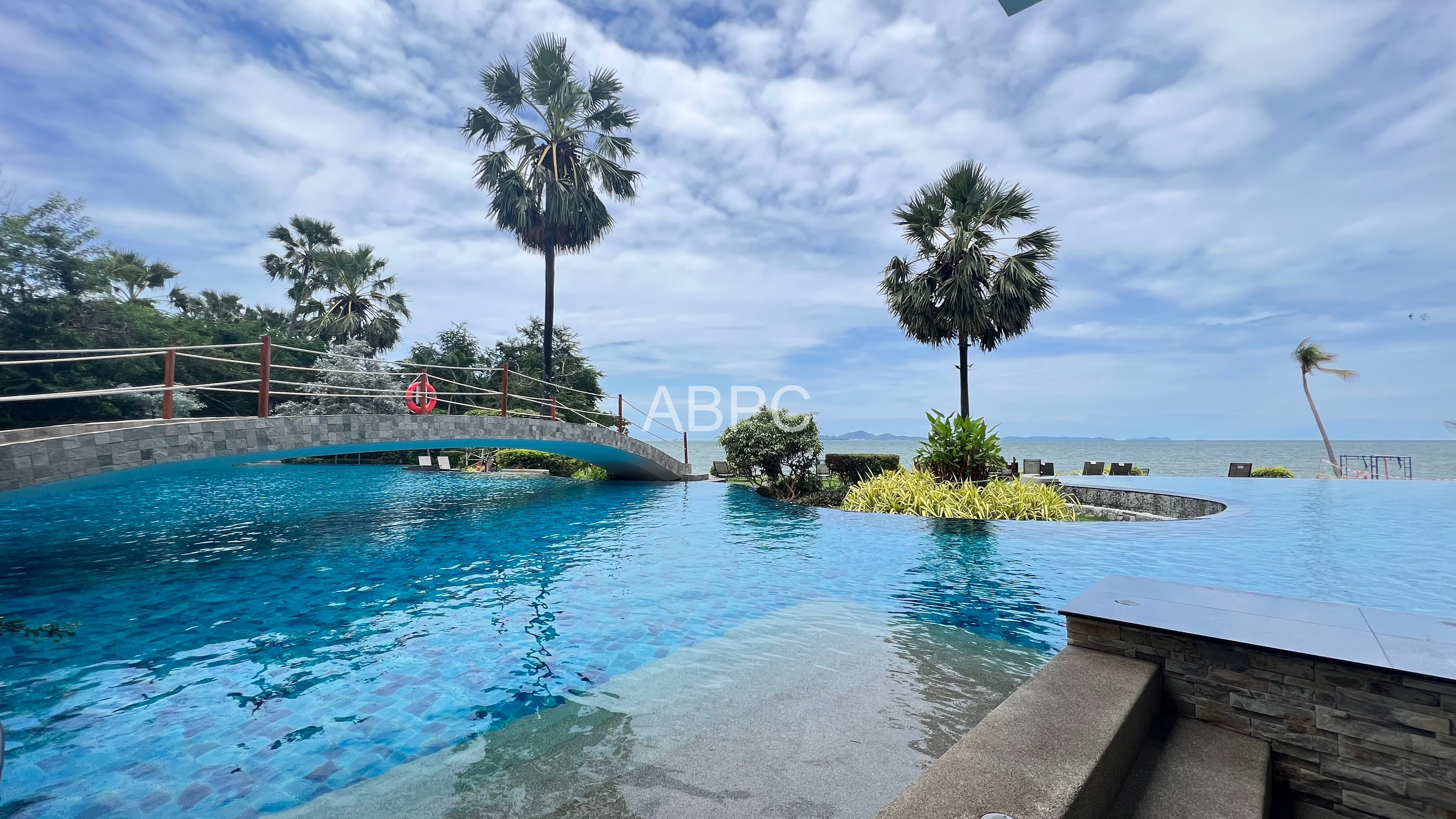 Cheap Studio For Rent in The Palm Wongamat photo 5