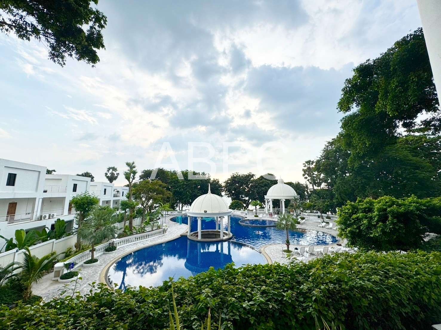 Beachfront 2 Bed in Wong amat For Rent