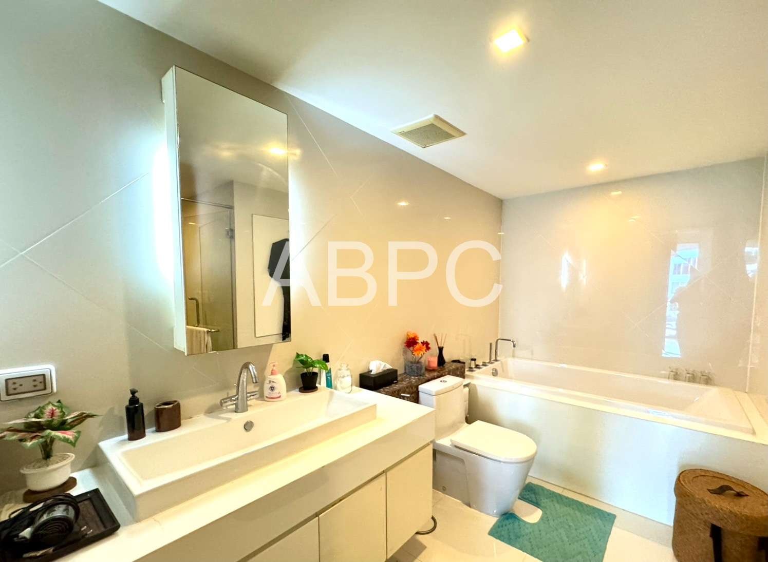2 Bed 2 Bath in Wong Amat CR6395 photo 2