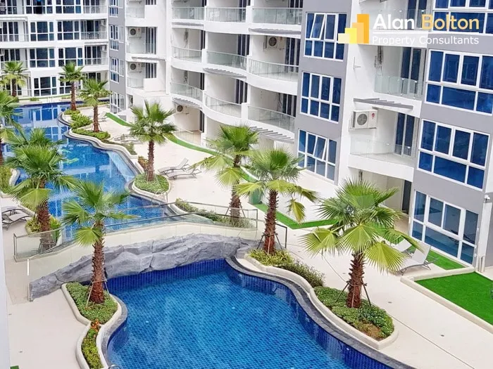 Large Pool View 1 Bed 1 Bath Condo in Central Pattaya
