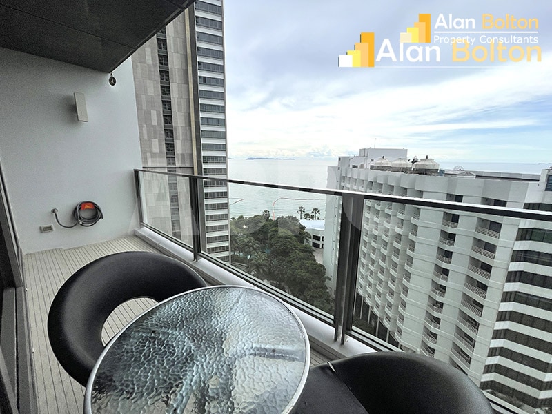 Large Luxury Beachfront Ocean View Studio Condo In Wongamat