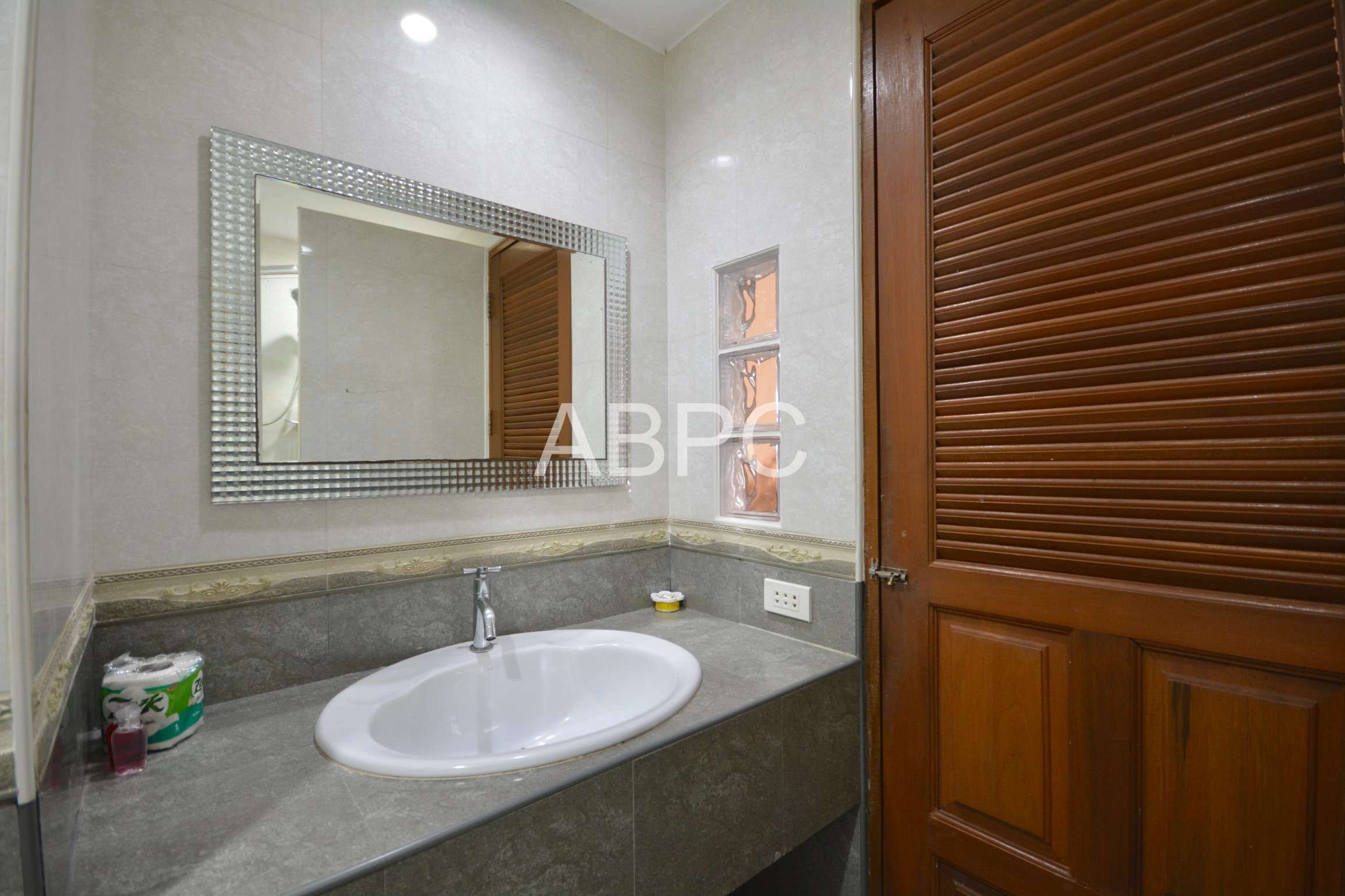 2 Bed 2 Bath Condo - Jomtien Beach Condo photo 13