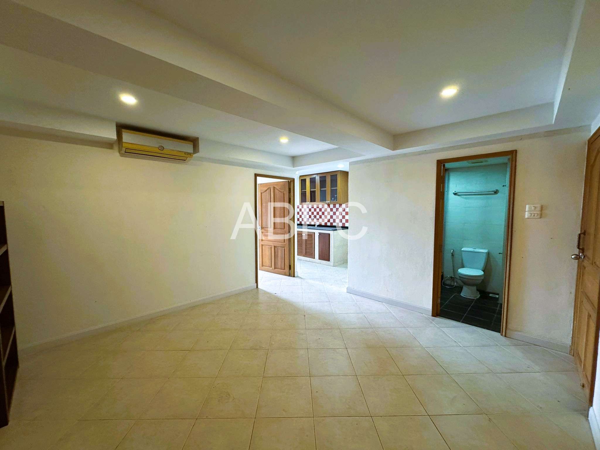 Spacious 1 Bed 1 Bath Condo In Central Pattaya - Center Condotel photo 15