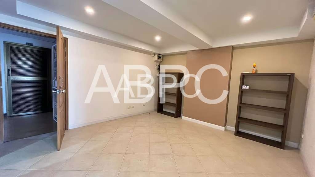 Spacious 1 Bed 1 Bath Condo In Central Pattaya - Center Condotel photo 3
