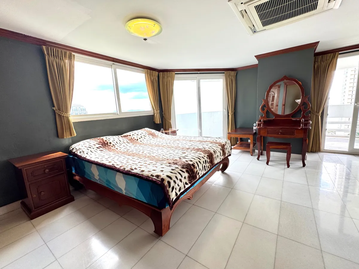 Front Facing Ocean View 4 Bed 3 Bath Duplex Condo In Jomtien photo 4