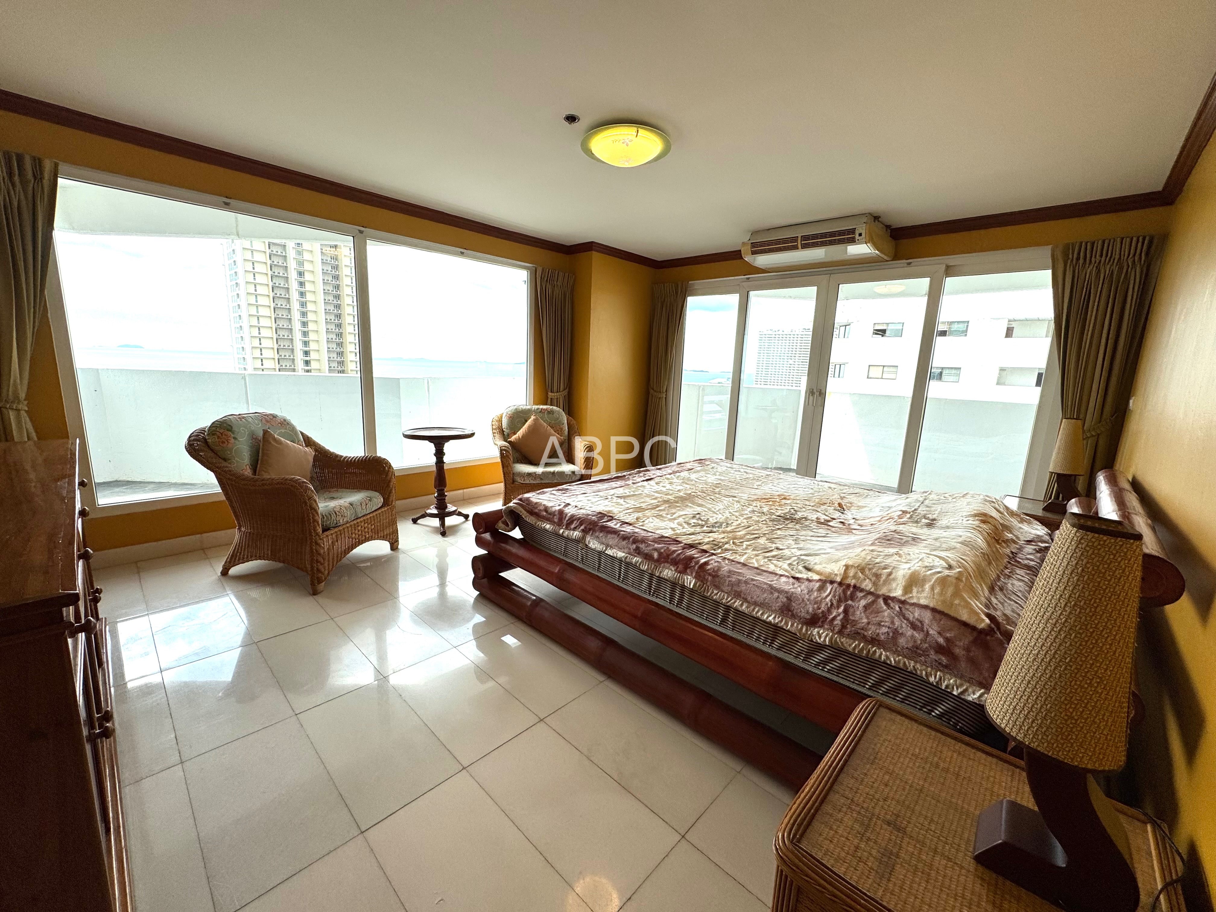 Front Facing Ocean View 4 Bed 3 Bath Duplex Condo In Jomtien photo 6