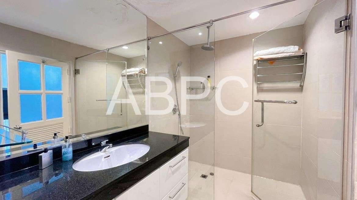 Newly Renovated Top Floor 2 Bed 2 Bath Tri-plex Condo In Wongamat photo 12