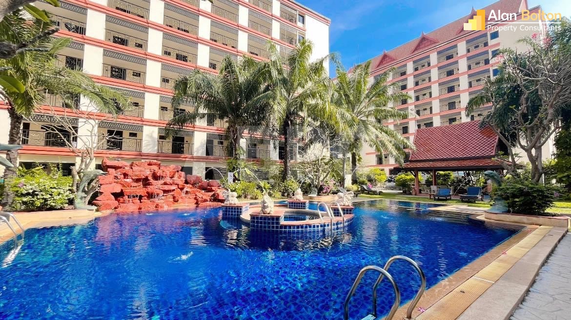 Newly Renovated Top Floor 2 Bed 2 Bath Tri-plex Condo In Wongamat