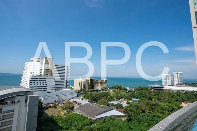 Reduced Large Condo For Sale in Pratumnak