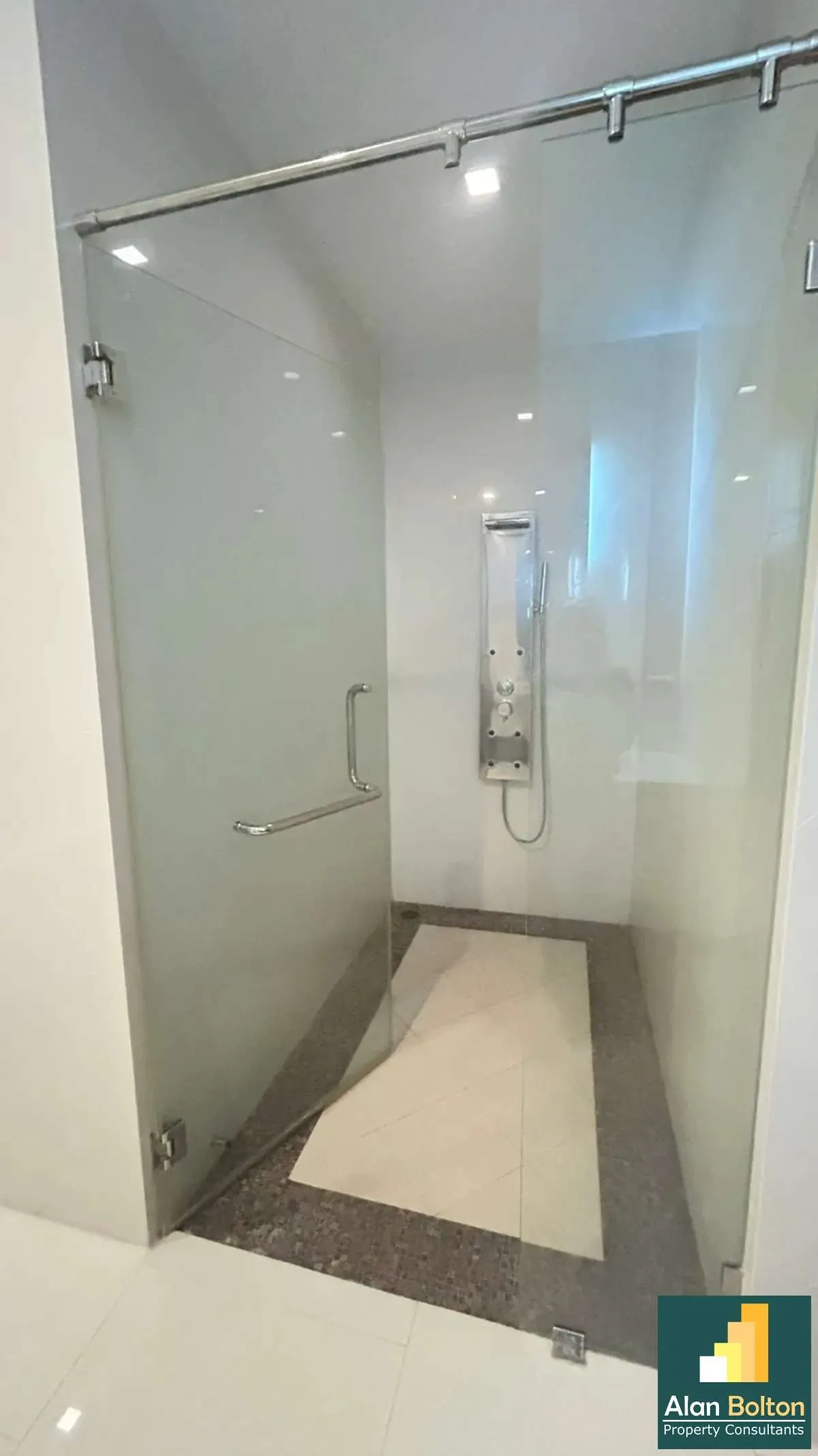 2 Bed 2 Bath in Wong Amat CS4672 photo 4