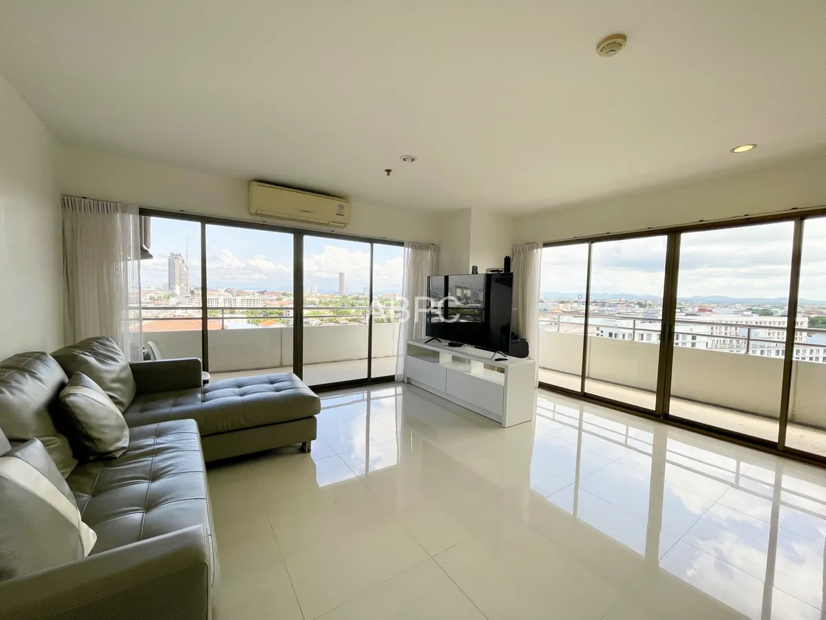 Large Corner Unit 1 Bed 1 Bath Condo In Central Pattaya