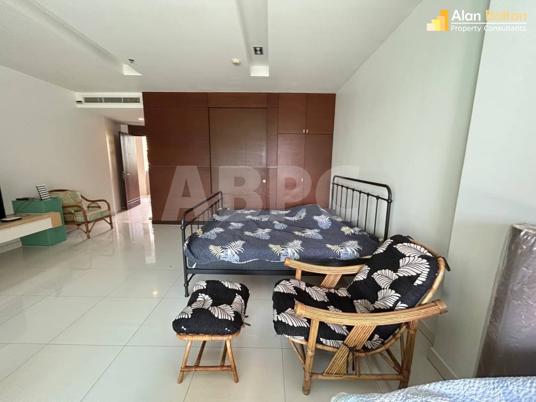 Studio Bed 1 Bath in Wong Amat CS6136 photo 4