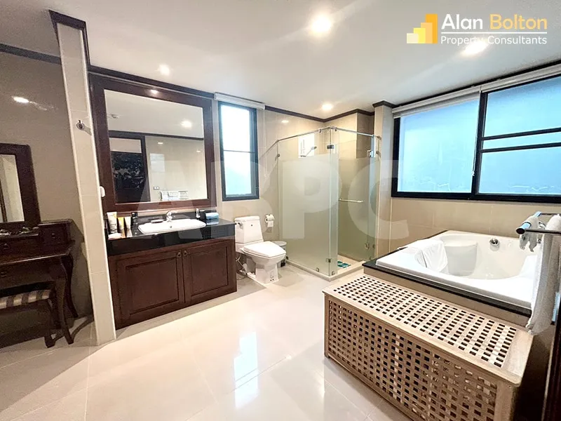 Large Pool View 2 Bed 3 Bath Condo In Central Pattaya photo 4