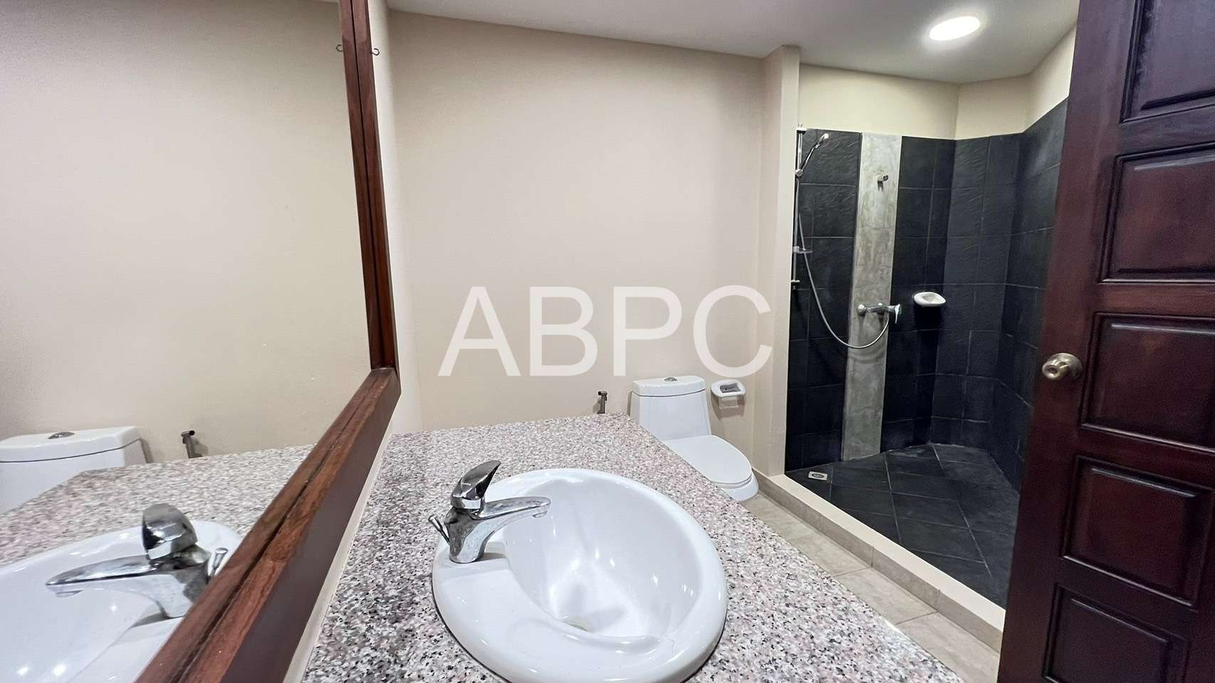Large Garden Access 2 Bed 2 Bath Condo In Jomtien photo 4