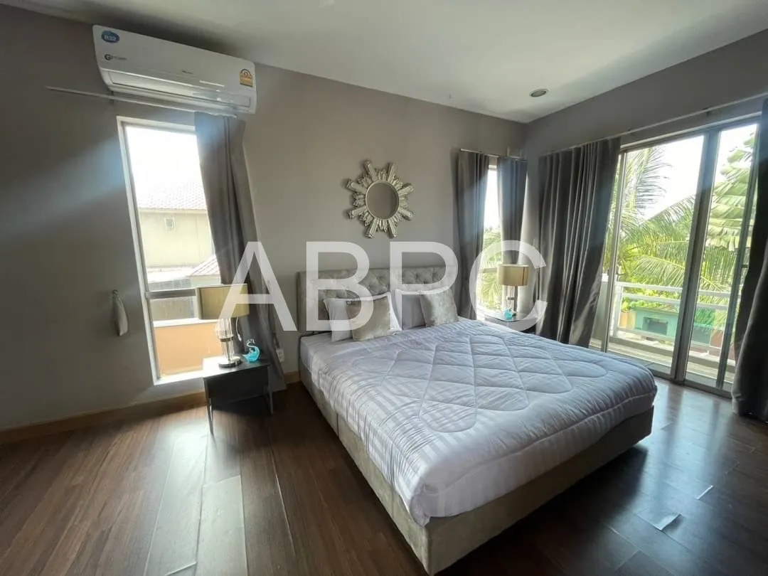 4 Bedrooms 3 Bathrooms in East Pattaya photo 9