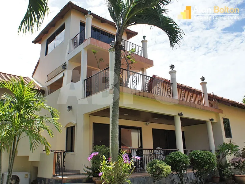 4 Bed 3 Bath Pool Villa in East Pattaya HR2542