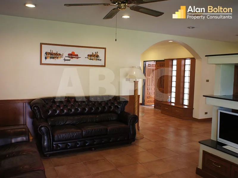 4 Bed 3 Bath Pool Villa in East Pattaya HR2542 photo 10