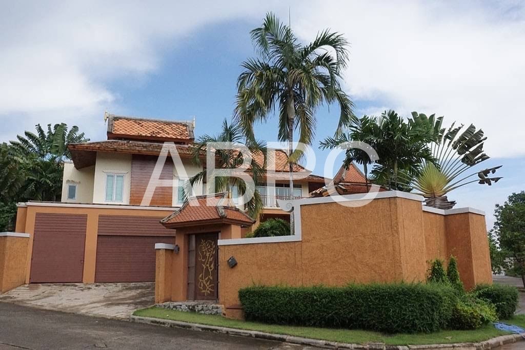 3 Bedrooms 4 Bathrooms in East Pattaya