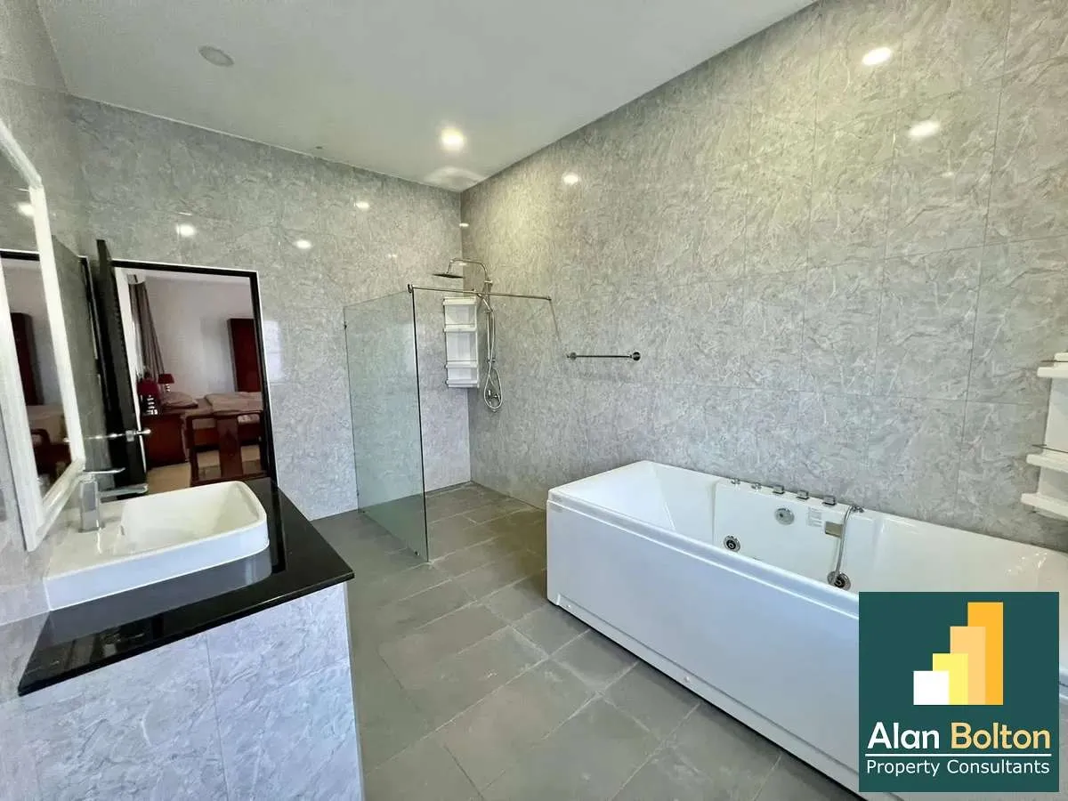 Massive Land with a 5 Bed House For Sale or Rent photo 4
