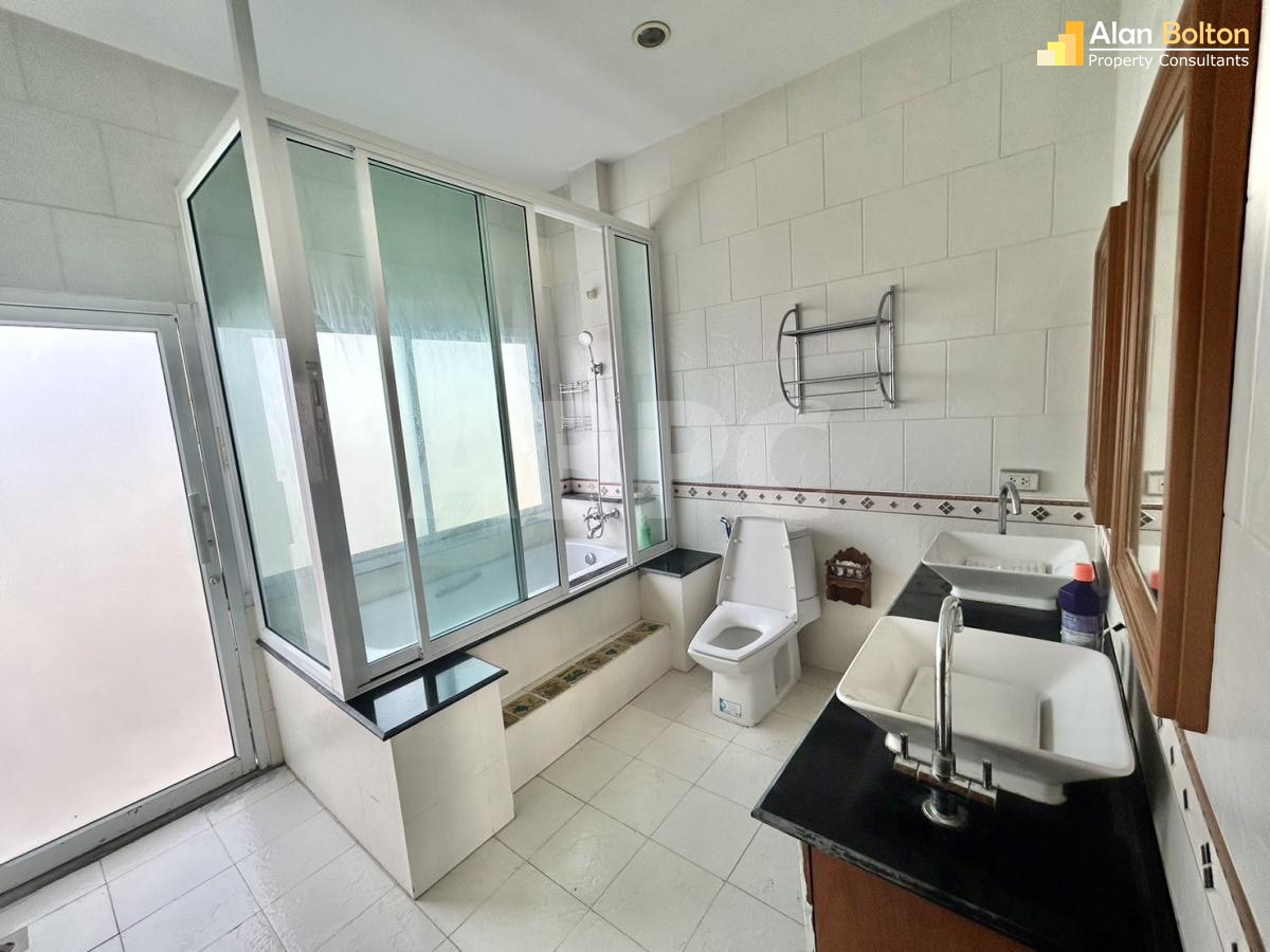 3 Bed 4 Bath in East Pattaya HR2797 photo 10