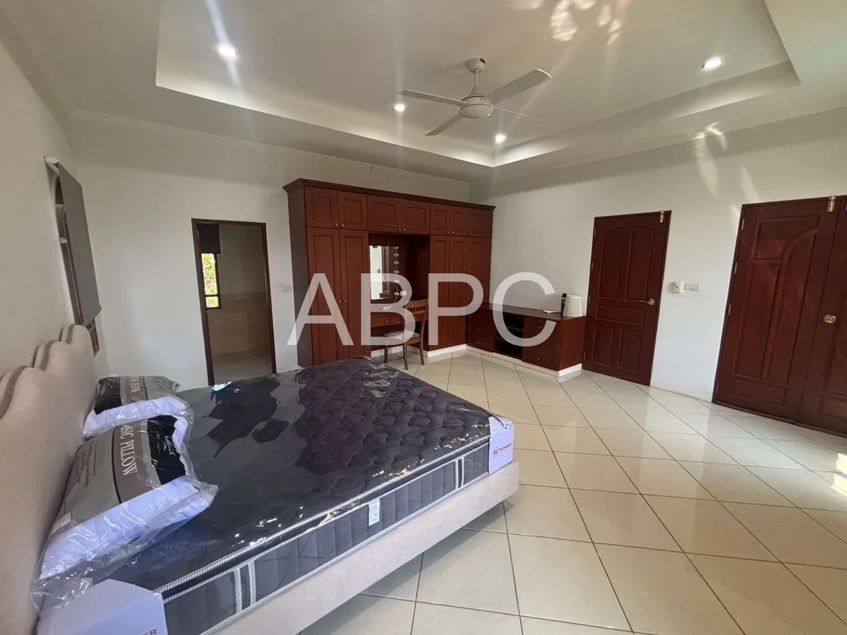 3 Bedroom 4 Bathroom in East Pattaya photo 18