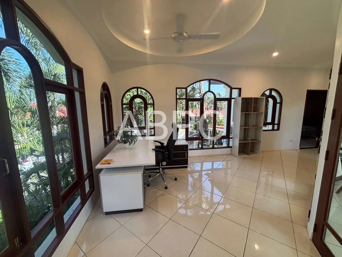 3 Bedroom 4 Bathroom in East Pattaya photo 9