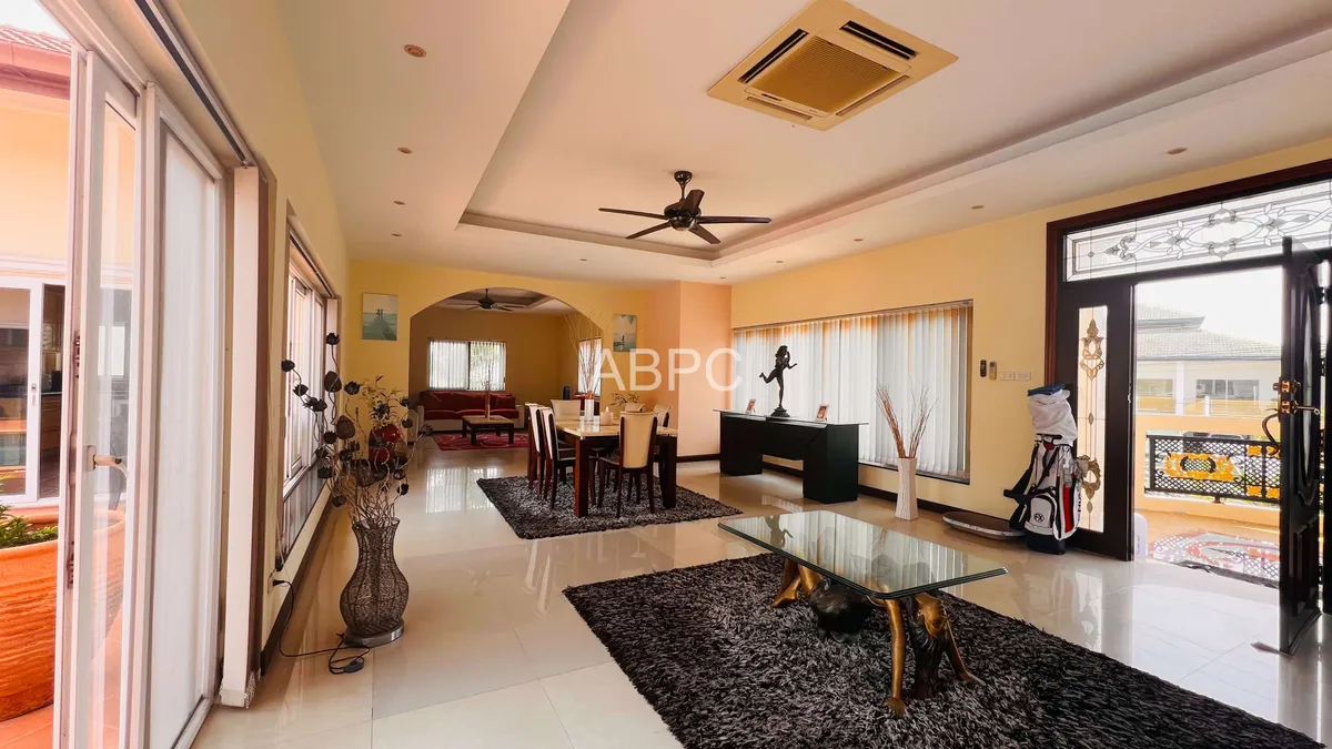 Large Plot 6 Bed 5 Bath Pool Villa In East Pattaya photo 2