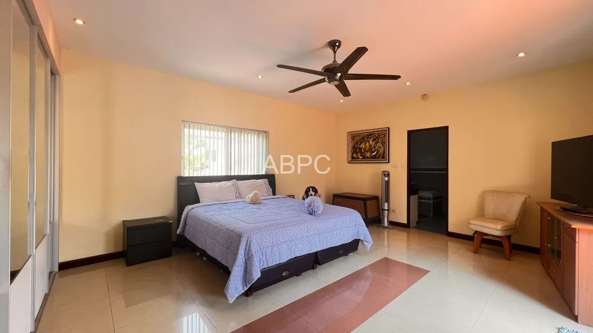 Large Plot 6 Bed 5 Bath Pool Villa In East Pattaya photo 4