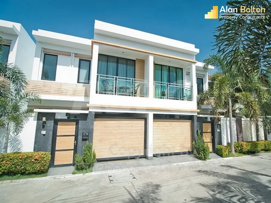 3 Bed 4 Bath in Jomtien HS4179