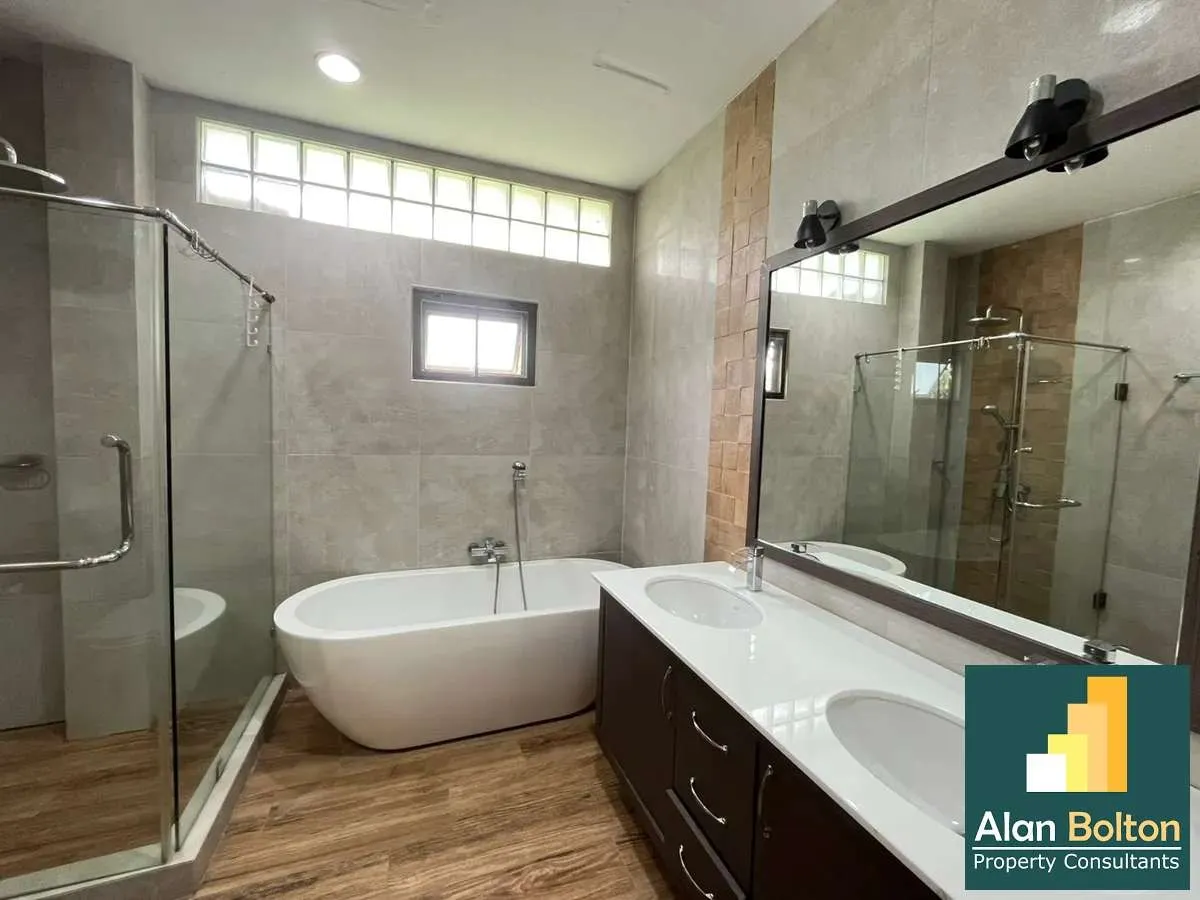 House for rent 4 Bedrooms 4 Bathrooms in East Pattaya photo 9