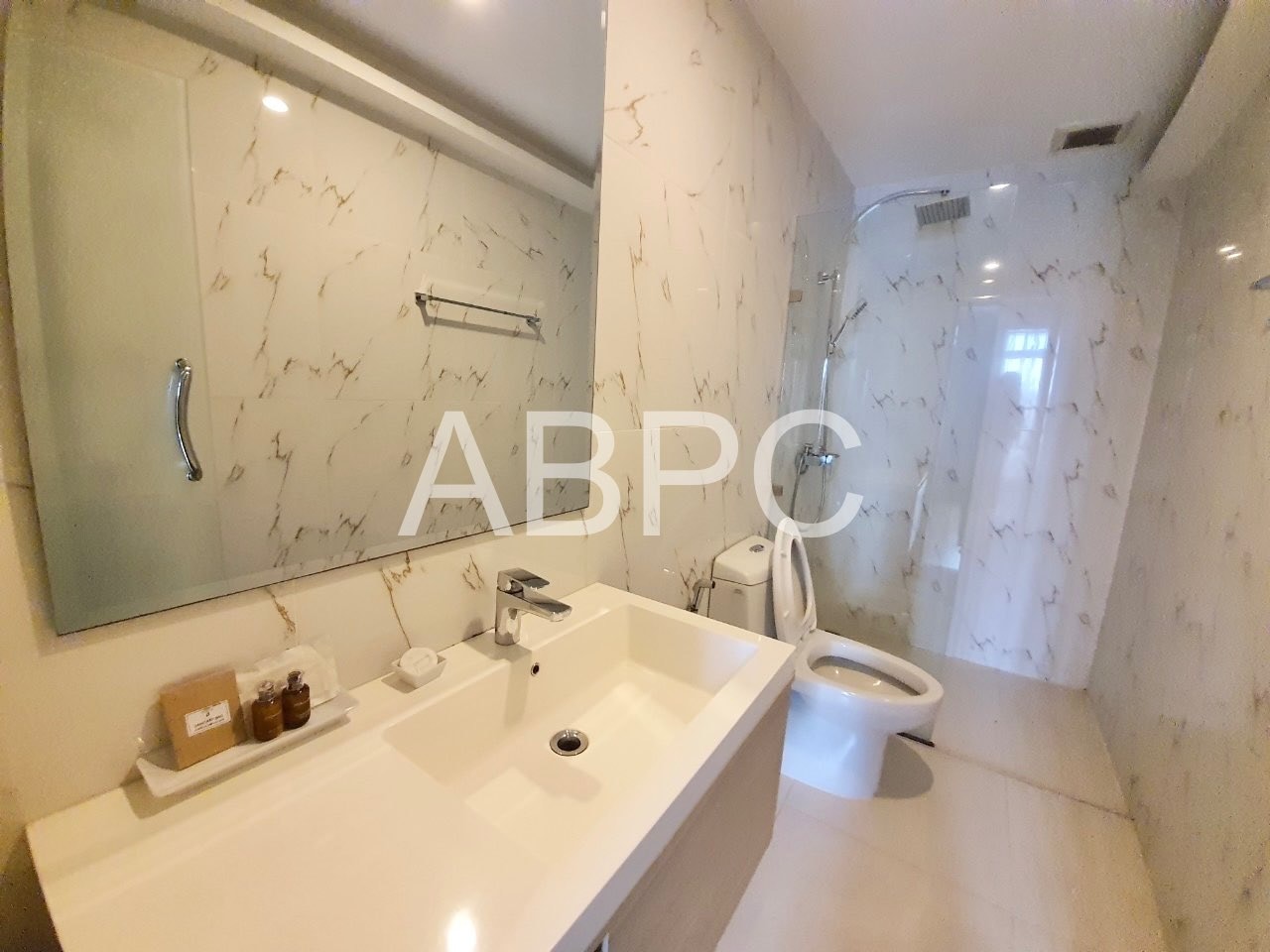 4 Bed 6 Bath in East Pattaya - The Win Residence photo 8