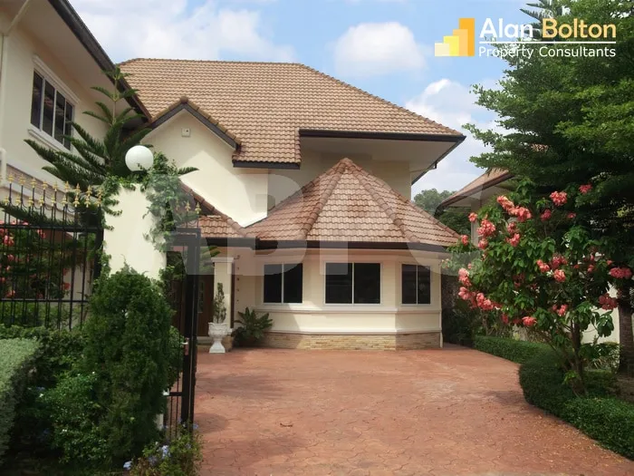 4 Bed 6 Bath Pool Villa in East Pattaya photo 9