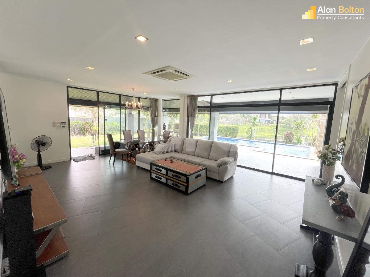 3 Bed 4 Bath in East Pattaya HS5267 photo 24