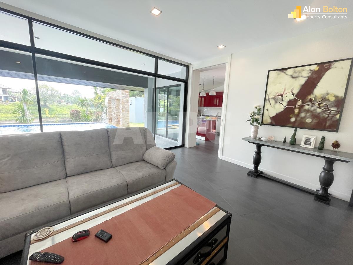 3 Bed 4 Bath in East Pattaya HS5267 photo 25
