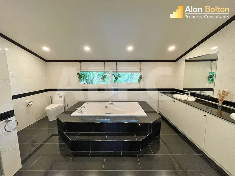 The Boltons - 3 Bed Pool Villa in East Pattaya photo 8