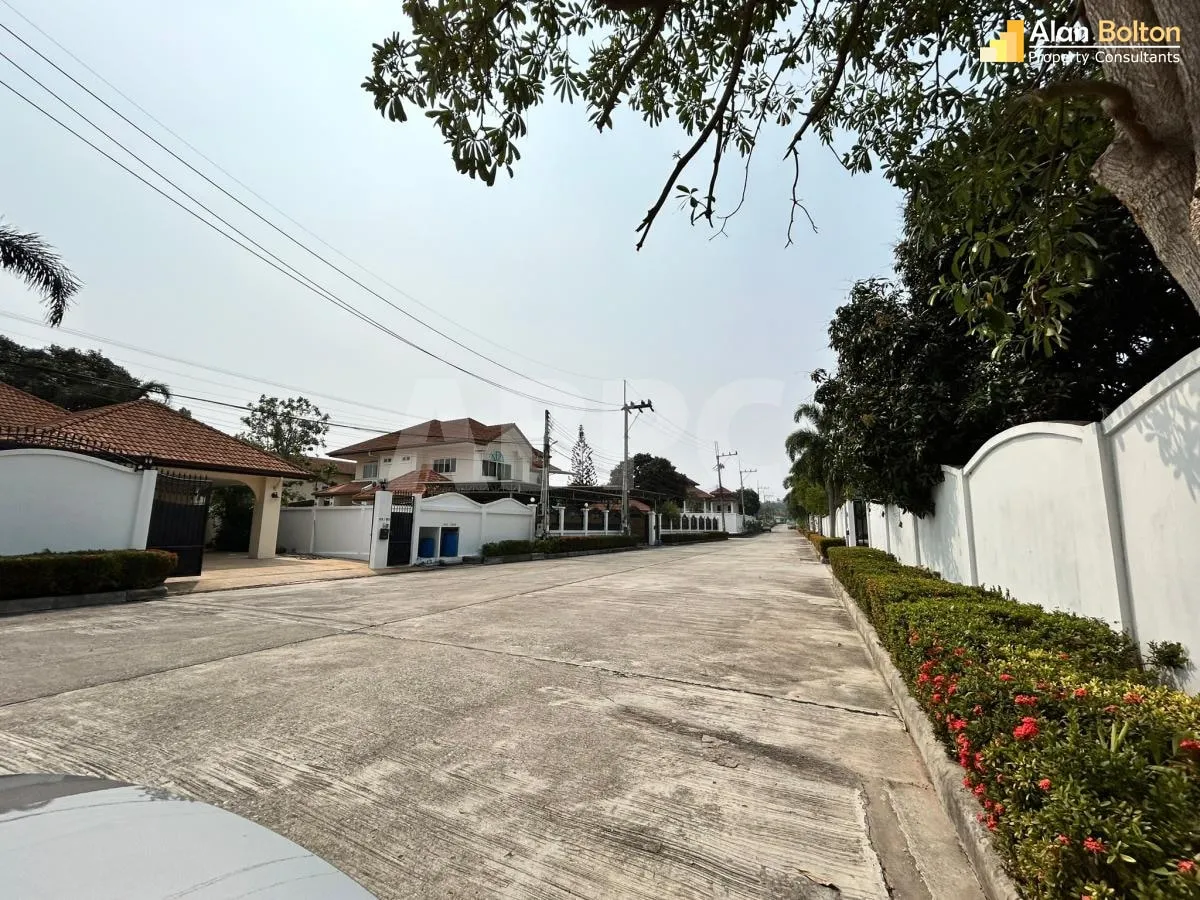 5 Bed 6 Bath Pool Villa In East Pattaya photo 17
