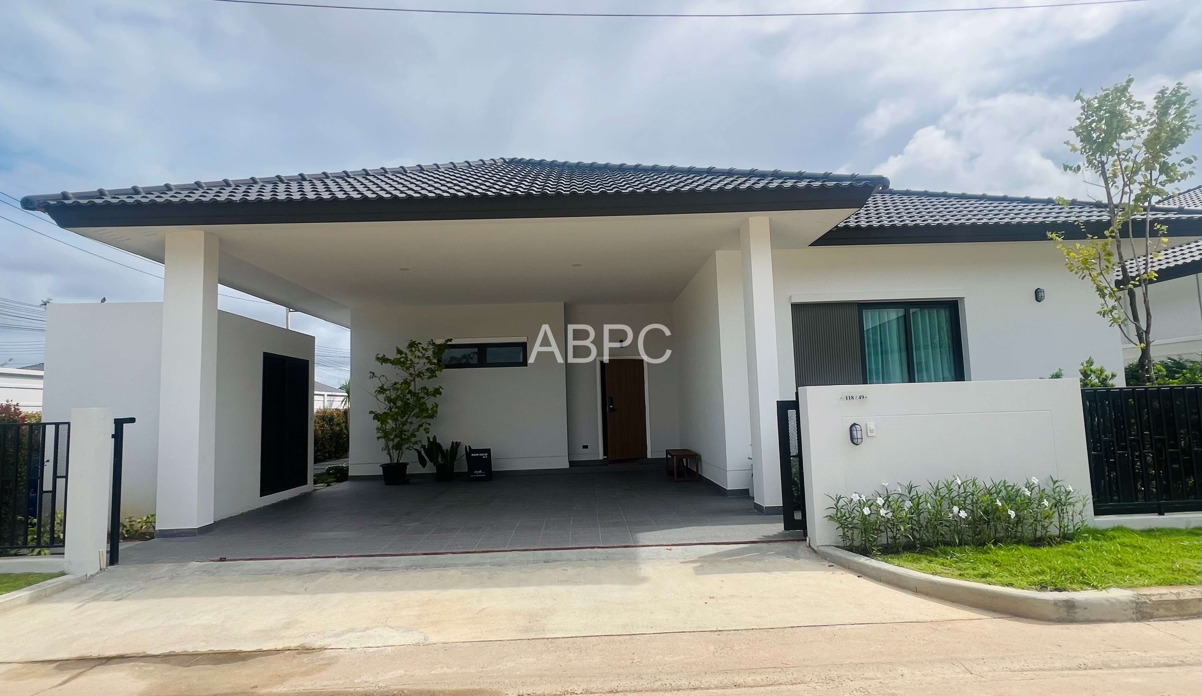 3 Bedrooms 4 Bathrooms in Huay Yai