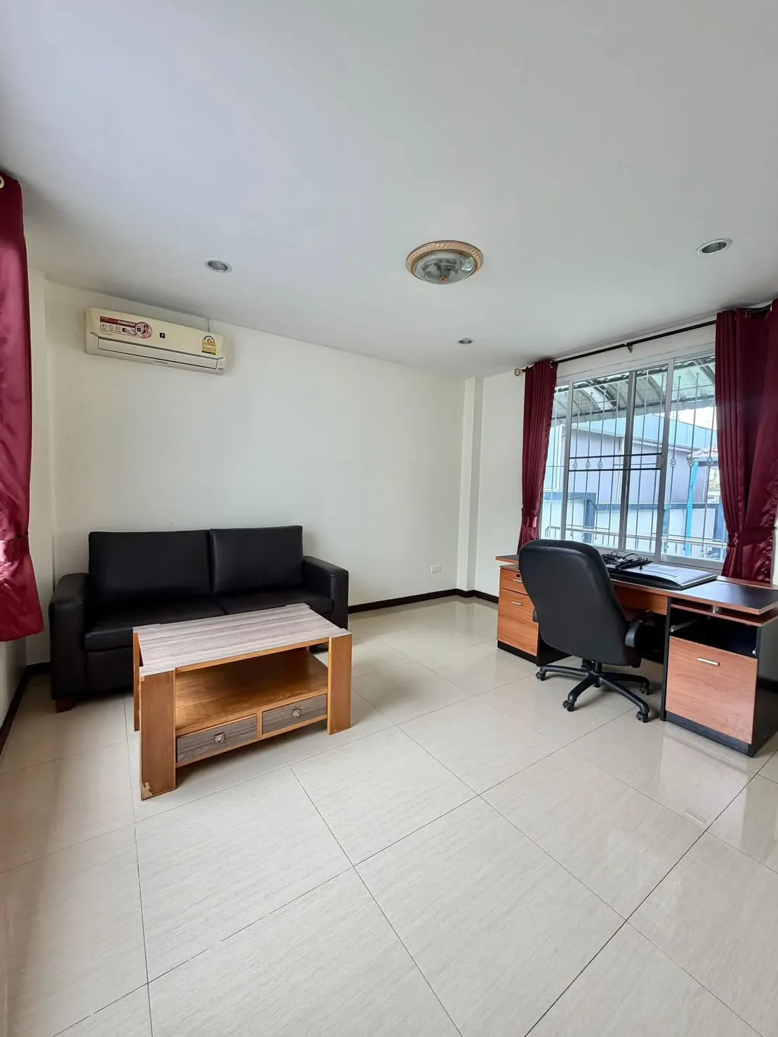 2-Story House for Rent 4 Bedrooms 4 Bathrooms in East Pattaya photo 4
