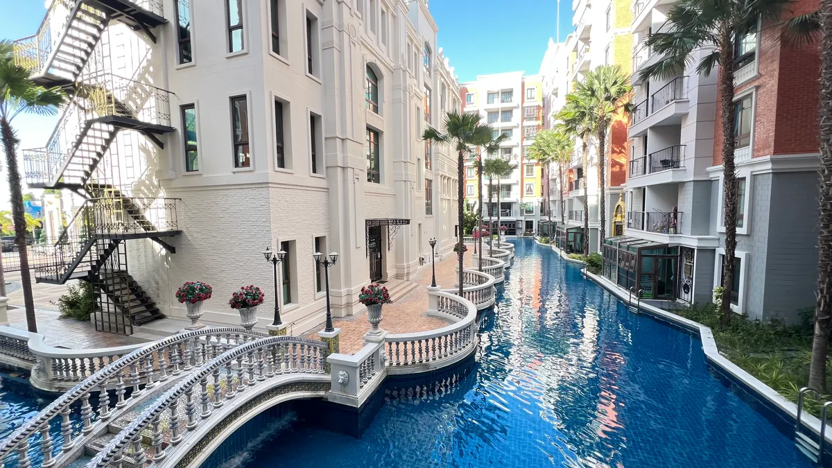 Pool view For Rent 1 Bedroom 1 Bathroom Condo in Espana Jomtien